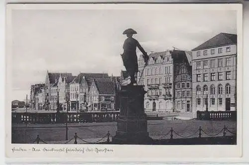 42982 Ak Emden am Denkmal Friedrich des Großen 1937