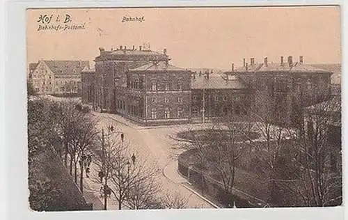 65193 Ak Hof i.B. Bahnhofs-Postamt und Bahnhof 1937