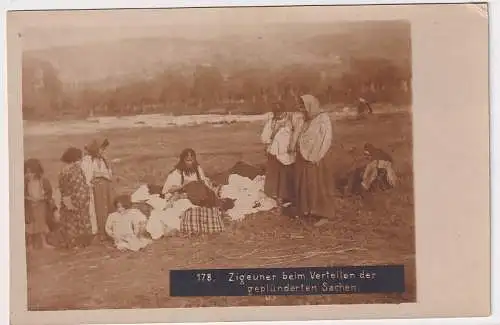 05292 Foto Ak Zigeuner beim Verteilen der geplünderten Sachsen um 1915