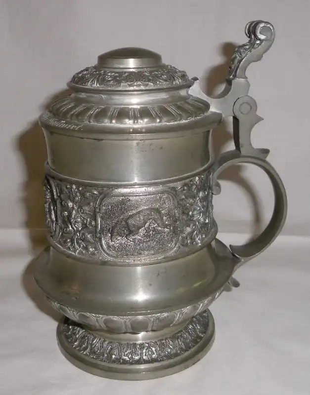 dekorativer Zinnkrug mit Deckel Jagd-Motiv um 1900 (100312) 0