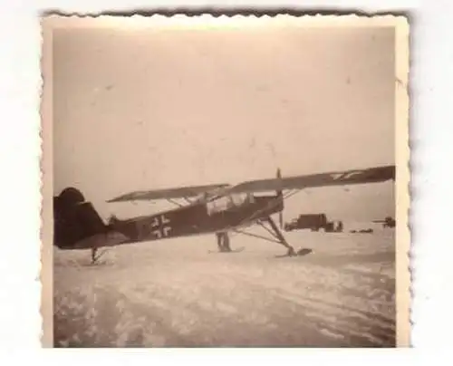 53540 Original Foto Flugzeug Fieseler Storch auf dem Rollfeld in Russland 1943