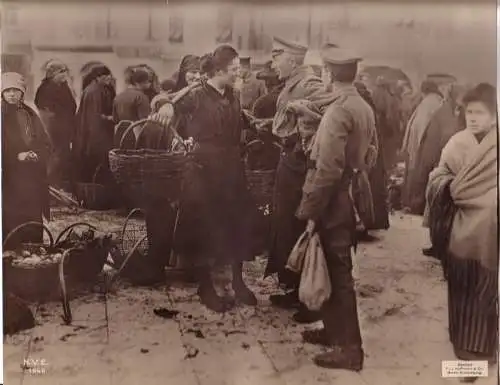 106518 großes Original Propaganda Foto "Wochenmarkt in Udine" 1. Weltkrieg