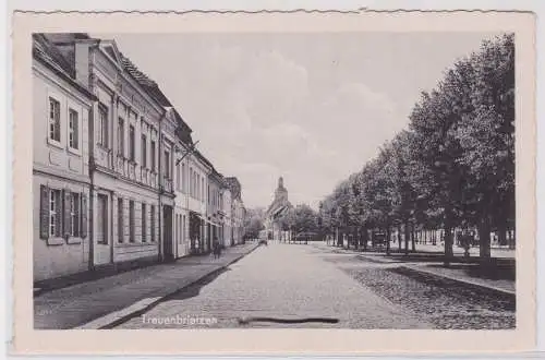 900852 AK Treuenbrietzen - Straßenansicht mit Oldtimern