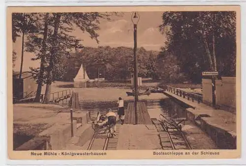 88919 Ak Königswusterhausen neue Mühle Bootsschleppe an der Schleuse um 1920