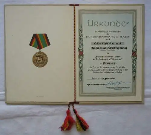 DDR Urkunde Medaille für treue Dienste NVA in Bronze 1961 Oberleutnant (126170)