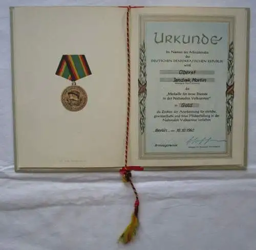 DDR Urkunde Medaille für treue Dienste NVA in Gold 1962 Oberst (113496)