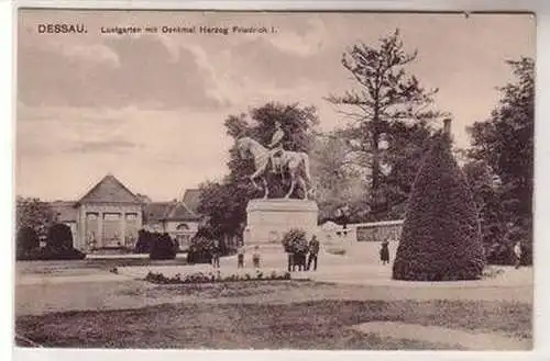 33482 Feldpost Ak Dessau Lustgarten mit Denkmal Herzog Friedrich I. 1915