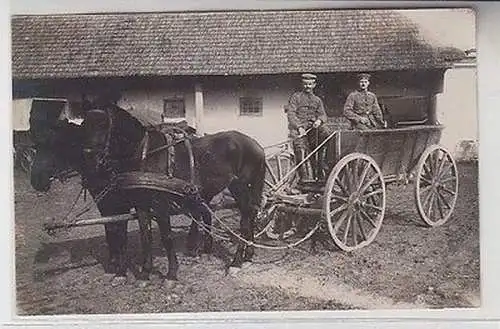 49466 Foto Ak 2 Husaren mit Pferdegespann im 1. Weltkrieg