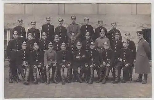 42702 Foto Ak Dresden Soldaten mit Pickelhaube um 1915