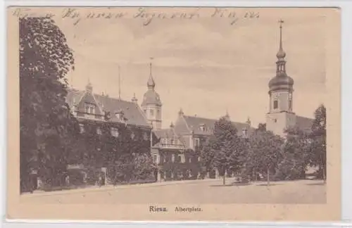 15875 Ak Riesa in Sachsen Albertplatz mit Rathaus und Klosterkirche 1915