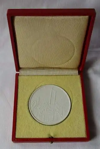 DDR Meissner Porzellan Medaille 20 Jahre DDR Leipzig (114142)