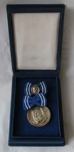 DDR Clara-Zetkin-Medaille mit Staatswappen im Etui Bartel 128d (163090)