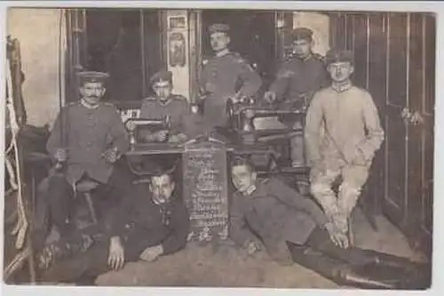 27645 Foto Ak Soldaten Stube Kommandatur Berlin 1914