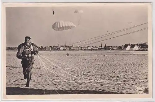 64786 AK Foto-Serie Unsere Luftwaffe - Fallschirmjäger bei der Landung