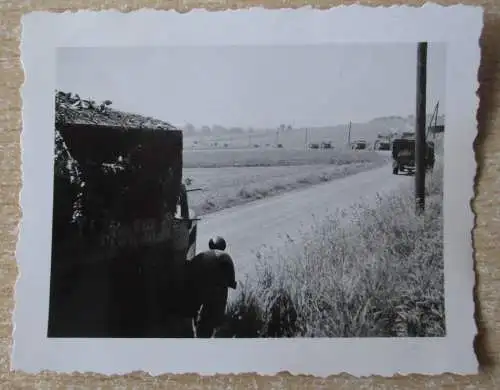 59640 Original Foto Chaussee mit Fahrzeugkolonne in Frankreich im 2. Weltkrieg