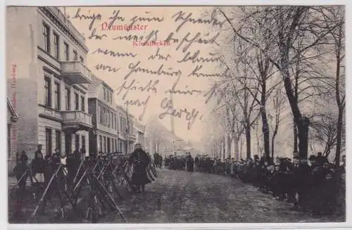 901732 Ak Neumünster Kleinflecken Soldat und Gewehre 1904 