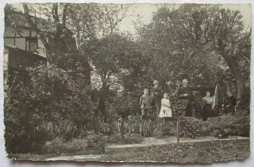 64153 Foto Ak Mühlhausen Thüringen Familie auf ihrem Grundstück 1920