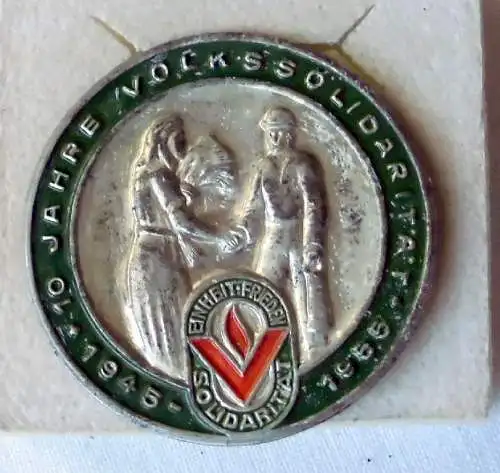 DDR Blech Abzeichen 10 Jahre Volkssolidarität 1945-1955 (114013)