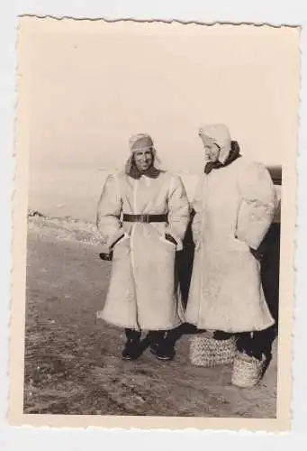 903686 Original Foto Soldat Russland mit Überschuhen aus Stroh im 2.Weltkrieg