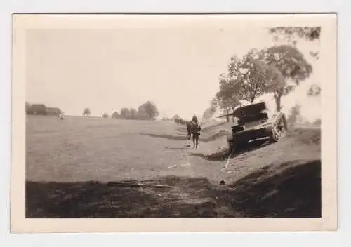 903813 Original Foto Havarierter Panzer am Wegesrand im 2.Weltkrieg