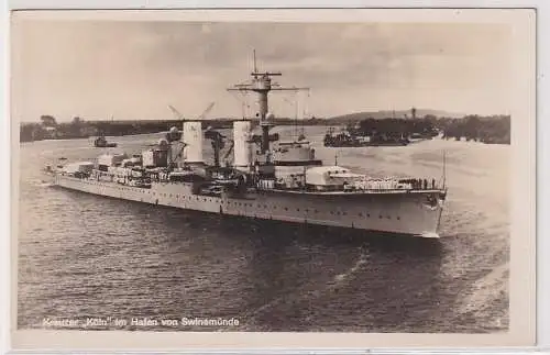 40831 Foto Ak Kreuzer "Köln" im Hafen von Swinemünde 1936