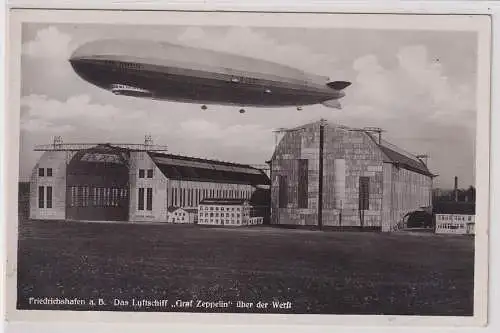 906540 Foto Ak Friedrichshafen Luftschiff Graf Zeppelin über der Werft um 1920