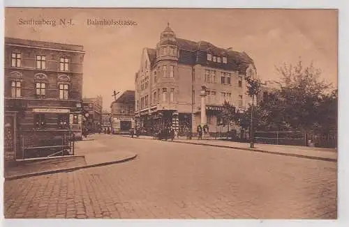 91178 Ak Senftenberg Niederlausitz Bahnhofstrasse mit Geschäften 1914