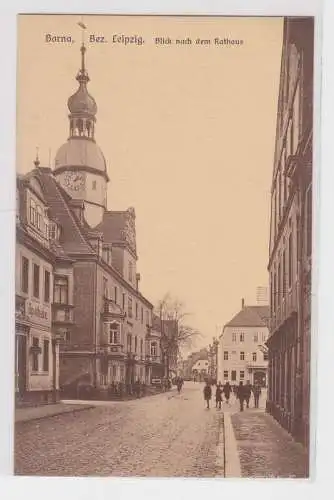 09166 Ak Borna Blick nach dem Rathaus Straßenansicht mit Geschäften um 1910