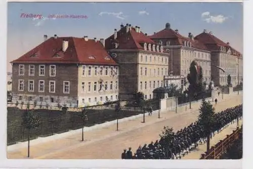 86102 AK Freiberg - Infanterie Kaserne mit Truppenaufmarsch 1917