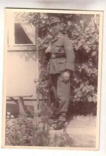 24072 Original Foto Soldat mit ISA und Verwundetenabzeichen 2. Weltkrieg