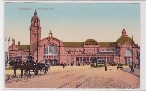92567 Ak Wiesbaden Hauptbahnhof mit Strassenbahn davor um 1910