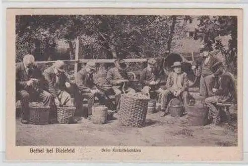 47828 Ak Bethel bei Bielefeld beim Kartoffelschälen 1930