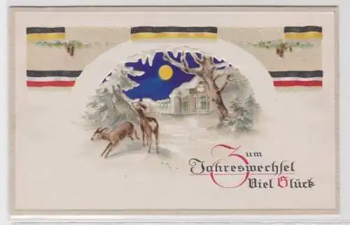 98811 geprägte Ak Zum Jahreswechsel viel Glück: 2 Rehe im Schnee vor Haus