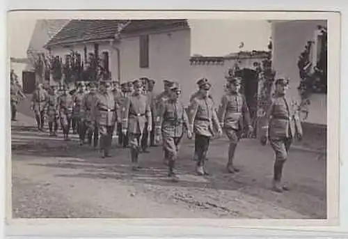 29525 Humor Ak Soldaten in Rot Kreuz Uniformen 1933
