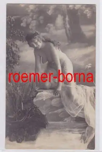 80318 Ak Erotik Akt nackte Frau mit Tuch kniet am Bach um 1920