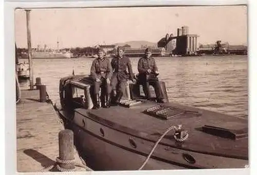 50003 Foto Ak 3 Deutsche Soldaten auf Boot im Hafen um 1940