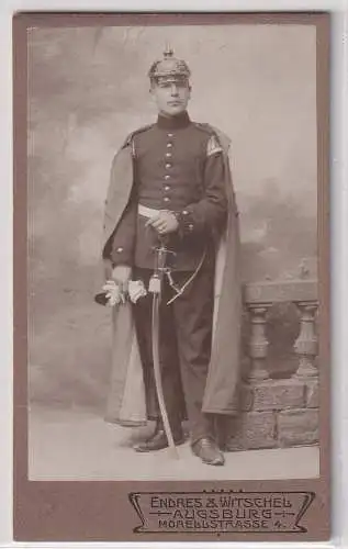 908619 Kabinettfoto Offizier mit Schwalbennestern, Säbel und Mantel Augsburg