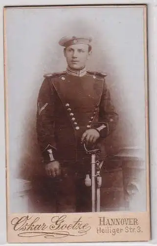 907784 Kabinettfoto Soldat Sergeant mit Epauletten und Säbel Hannover