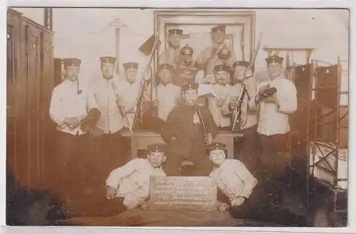 56962 Foto AK Soldatenstube mit Pickelhauben, Gewehren und Pfeifen 1900