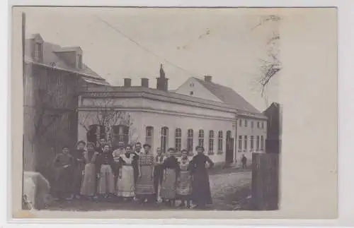 906047 Foto AK Limbach - Straßenansicht mit Bewohnern 1901