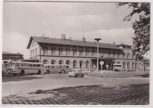 42435 Foto Ak Greifswald Hauptbahnhof mit Bussen und Trabant davor 1978