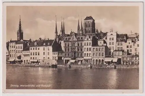 61192 Foto Ak Danzig Marienkirche und Rathaus 1942