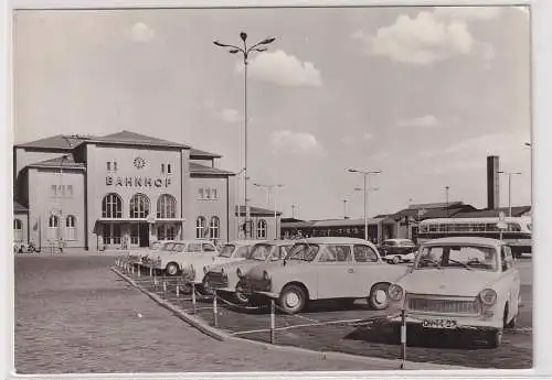 44156 Foto AK Pasewalk - Bahnhof mit Trabant und Wartburg 1977
