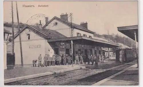 43204 Ak Vouziers Frankreich Soldaten am Bahnhof 1915