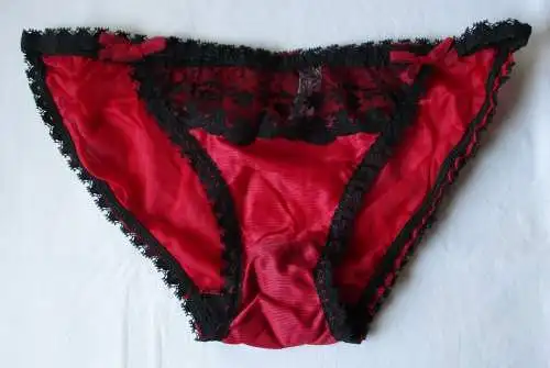 DDR Dessous Slip rot-schwarz Spitze Dederon Gr. 42 Marke Stretta (159757)