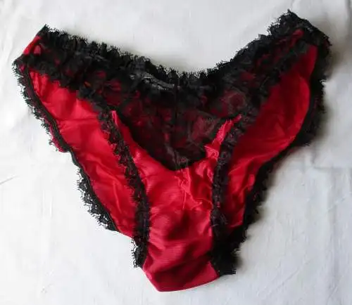 DDR Dessous Slip rot schwarz Spitze Dederon Größe 42 Marke Stretta (158593)