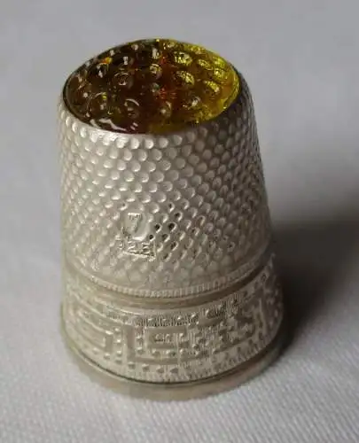 schöner 925er Silber Fingerhut mit Mäander Ornament, goldfarbene Kuppe (158372)