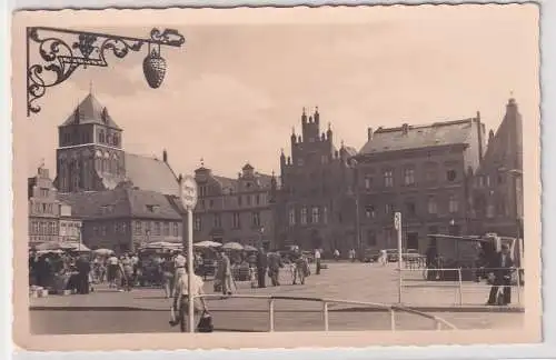903459 AK Greifswald - Platz der Freundschaft mit Markttag 1960