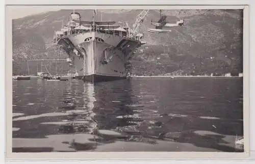 902632 Foto AK englisches Flugzeugmutterschiff mit Wasserflugzeug im Anflug 1929