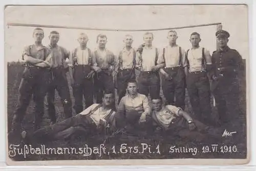 903337 Foto AK Fußballmannschaft 1. Ers. Pi. 1 Sniling. 19. VI. 1916